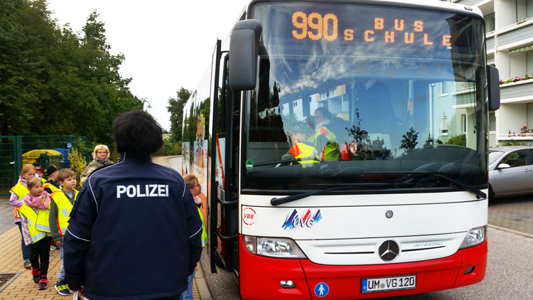 Ein Linienbus, mit der Aufschrift "Busschule"