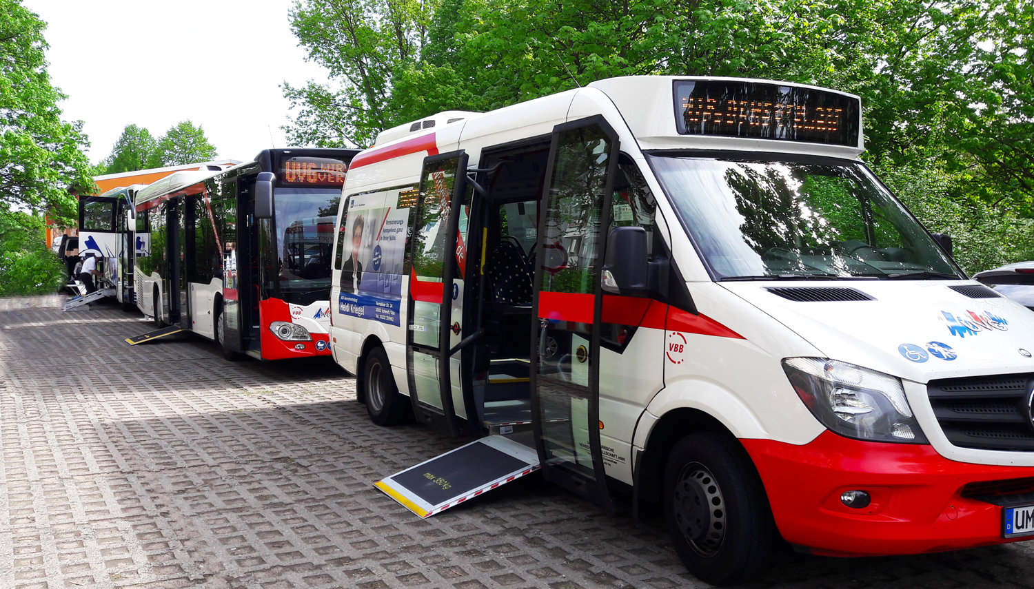 Abgebildet sind mehrere Busse mit eingebauten Rampen.