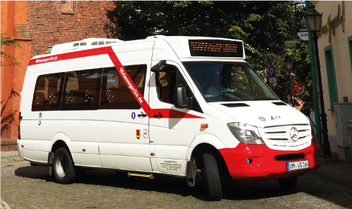 Ein Kleinbus steht geparkt.