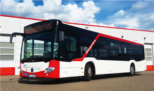 Ein Linienbus steht auf dem Betriebshof.