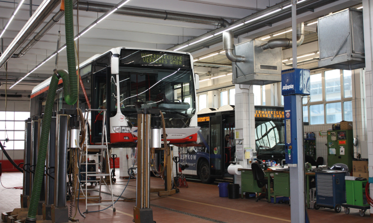 Eine Werkstatt, in der ein Bus gewartet wird.