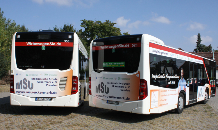 Bus, der mit Werbestickern der Marke mse versehen ist.