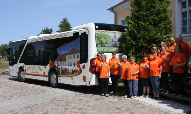 Bus, der mit Werbestickern der Marke Seniorenzentrum „Lebensherbst“ versehen ist.