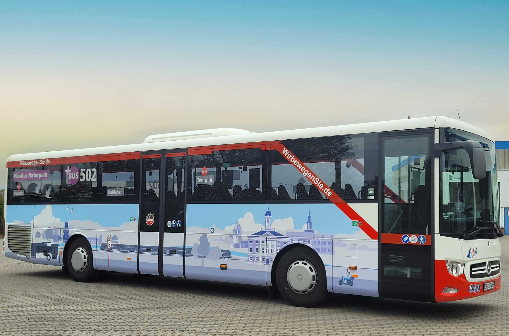 Der PlusBus der Buslinie 502 steht zur Abfahrt bereit.