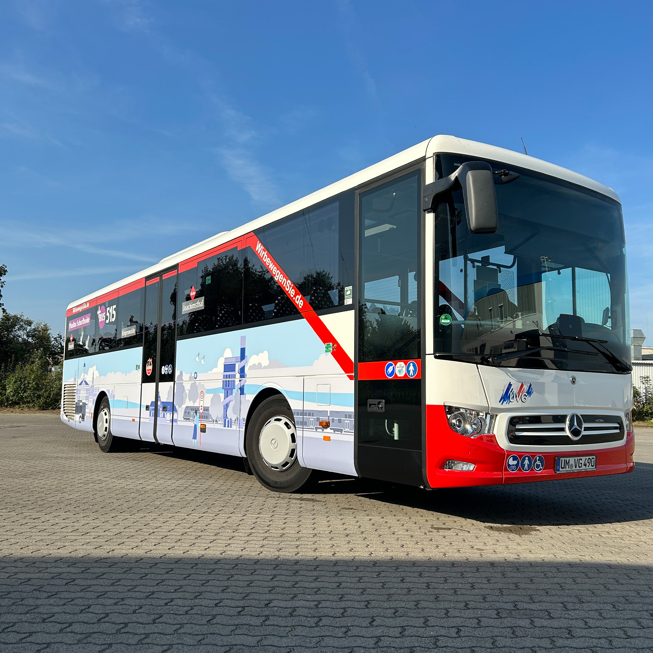 Der PlusBus der Buslinie 515 wartet darauf, loszufahren.