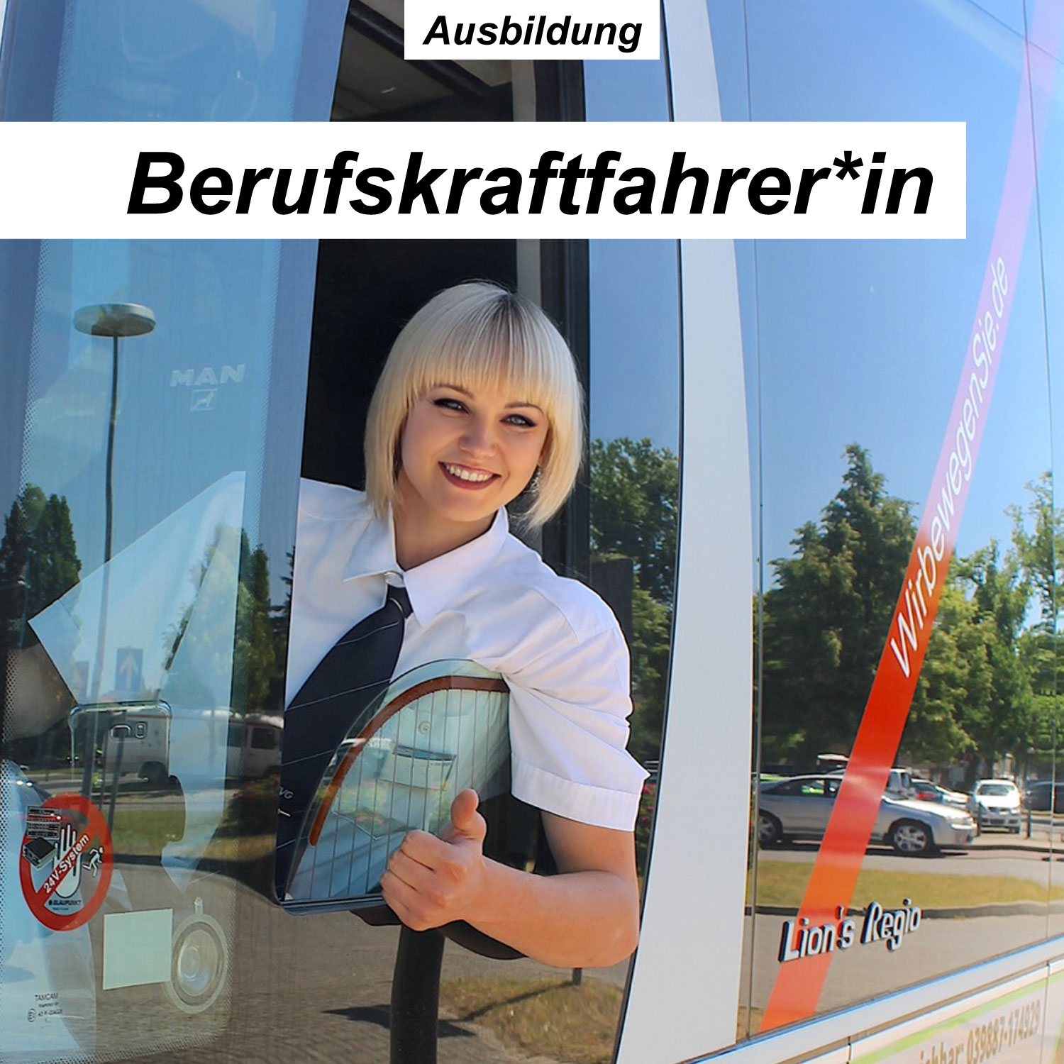 ausgebildete Busfahrerin sitzt im Bus am Steuer.